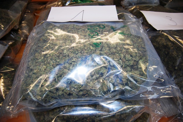 POL-NE: Falsches Porto deckt Rauschgiftdeal auf - Kripo stellt über 30 Kilogramm Marihuana sicher