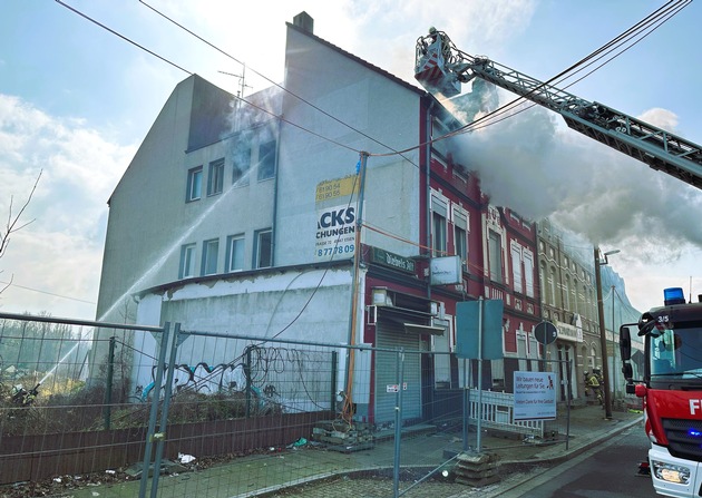 FW-E: Wohnungsbrand in einem Abbruchgebäude - starke Rauchentwicklung weit sichtbar