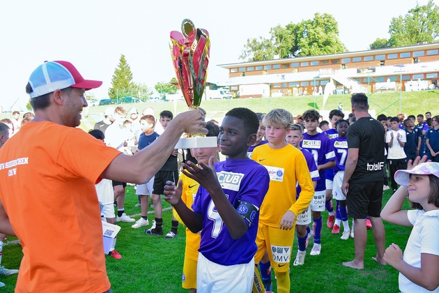 Die U13 Jugendmannschaften berühmter internationaler Fußballklubs zeigen Mitte Juni 2023 in Seekirchen ihr Können