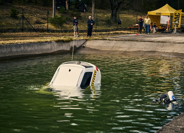 Im Wasser zählt jede Sekunde / ADAC testet in einzigartigem Versuch das Sinkverhalten von Elektroauto und Verbrenner-Pkw / Ausstieg über das Fenster ist die sicherste Lösung