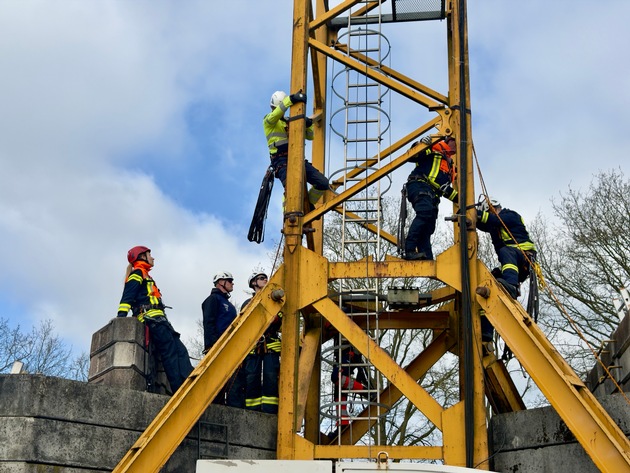 FW-OLL: Fortbildung zur Absturzsicherung bei der Kreisfeuerwehr Landkreis Oldenburg