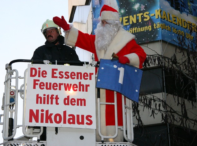 FW-E: Feuerwehr hilft dem Nikolaus in die Höhe