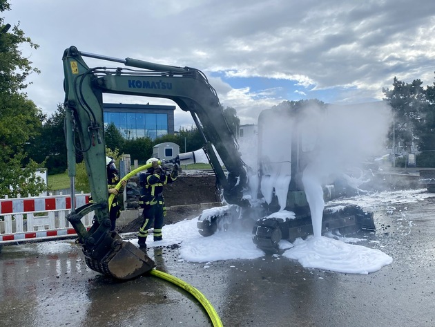 FW-MK: Bagger brannte in voller Ausdehnung