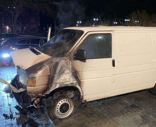 POL-STD: VW-Bus in Stade in Brand gesetzt - Polizei sucht Zeugen