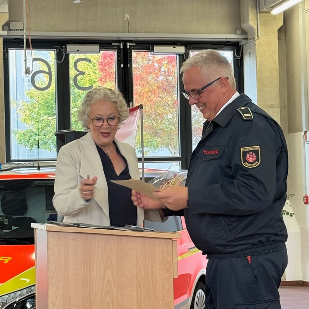 FW Dinslaken: Feuerwehrchef Ulrich Borgmann nach fast 40 Jahren verabschiedet