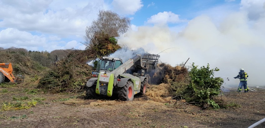 FW-ROW: Vorzeitiger Brand des Osterfeuers in Klein Meckelsen