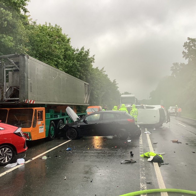 FW Paderborn: Verkehrsunfall auf der B64 fordert drei Verletzte Personen, insgesamt sieben Fahrzeuge beteiligt