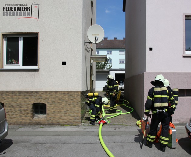 FW-MK: Zimmerbrand, Menschenleben in Gefahr