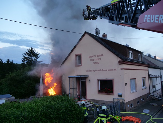 FW LK Neunkirchen: Brand eines Carports greift auf Wohnhaus über - Großalarm für die Feuerwehr Schiffweiler