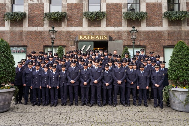 BPOL NRW: Rund 80 neue Bundespolizistinnen und Bundespolizisten in Düsseldorf
