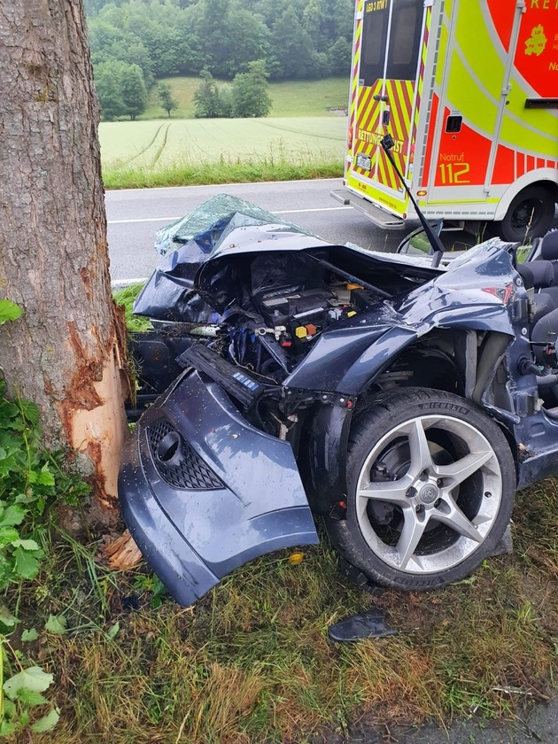 FW Lügde: Feuerwehr unterstützt Rettungsdienst nach Verkehrsunfall