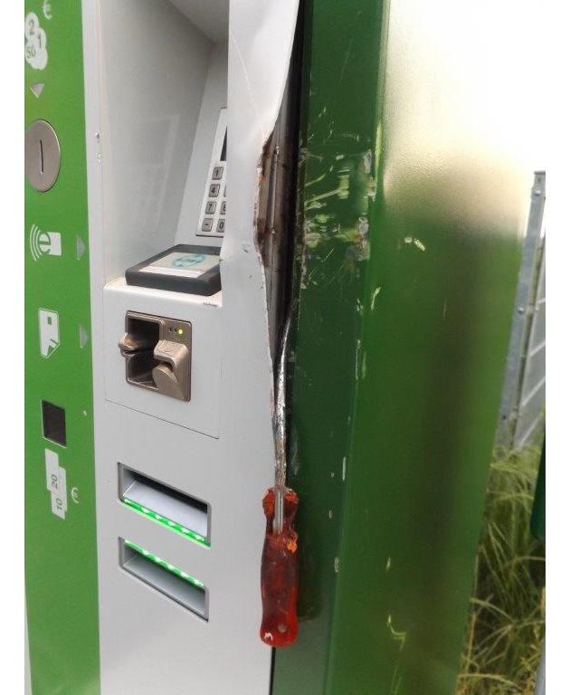 BPOL NRW: Bundespolizei ermittelt nach besonders schwerem Fall des Diebstahls - Unbekannte versuchen Fahrkartenautomat aufzubrechen