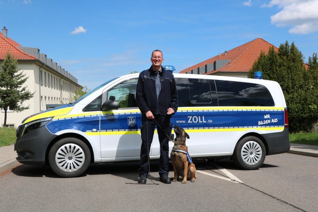 HZA-EF: Hundert Mal den richtigen Riecher / Zollhund Riki erh&auml;lt Auszeichnung f&uuml;r erfolgreiche Eins&auml;tze