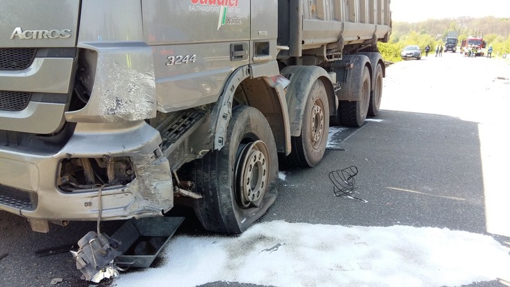 POL-PDLD: Verkehrsunfall zwischen LKW und PKW