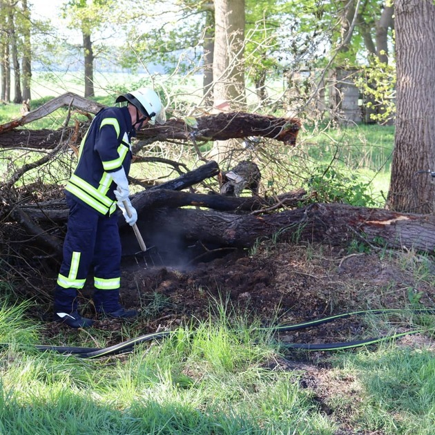 FFW Schiffdorf: Feuerwehr wird zu Brandnachschau alarmiert