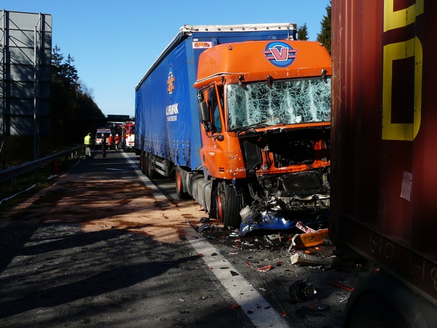 POL-WL: Lkw fährt auf Stauende, Fahrer schwer verletzt