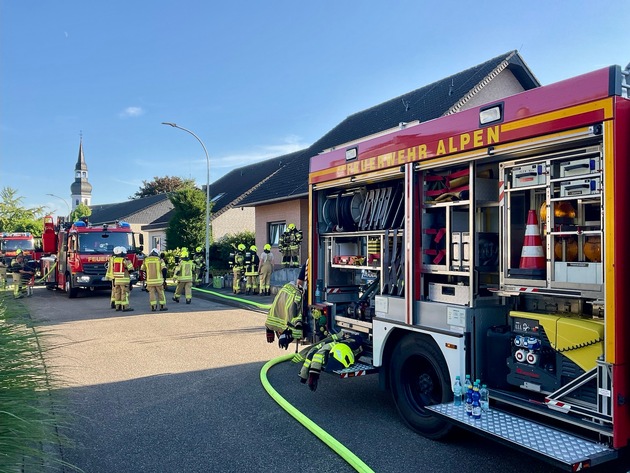 FW Alpen: Fahrzeug- und Dachstuhlbrand in Alpen