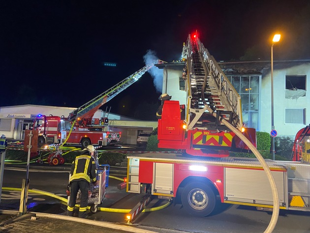 FW-EN: Abschlussmeldung: Zweifamilienhaus brannte im oberen Bereich in voller Ausdehnung - Keine Verletzten - Ausbreitung auf Produktionsgebäude verhindert - Tiere in Sicherheit gebracht.
