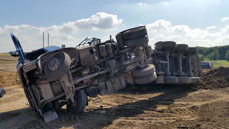 FW-GE: umgestürzter LKW auf ehemaligen Kokereigelände