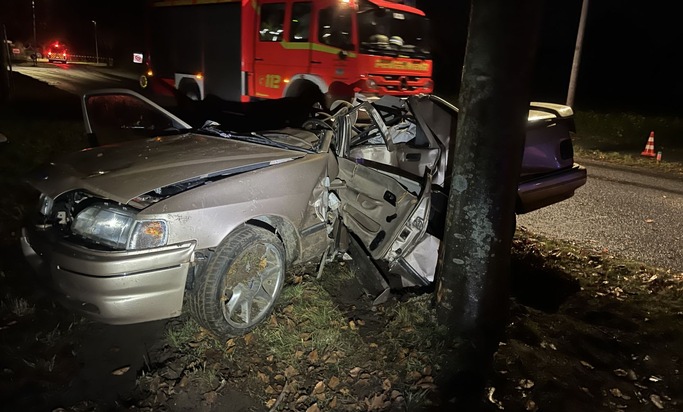 POL-STD: Zwei Autoinsassen bei Verkehrsunfall in Stade-Haddorf lebensgefährlich verletzt