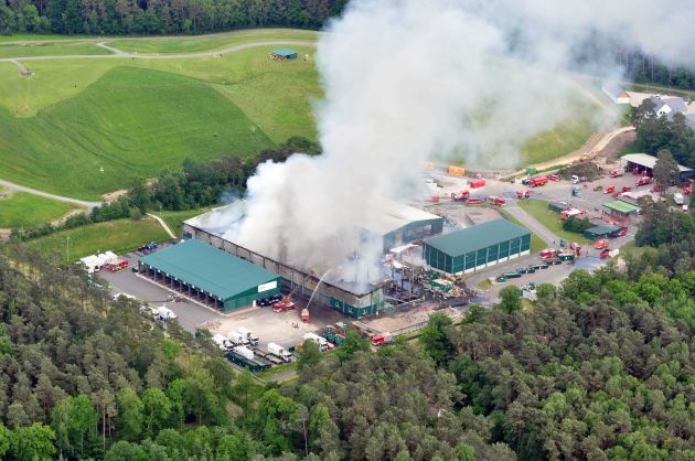 POL-NI: Großbrand im Entsorgungszentrum  -Bild im Download-