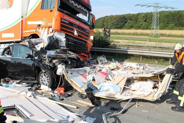 POL-PPKO: Tödliche Urlaubsfahrt - Wohnwagengespann auf der Autobahn bei Koblenz von LKW zerquetscht