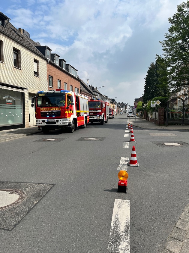 FW Grevenbroich: Feuerwehr löscht Brand in Elektrounterverteilung in Wevelinghoven