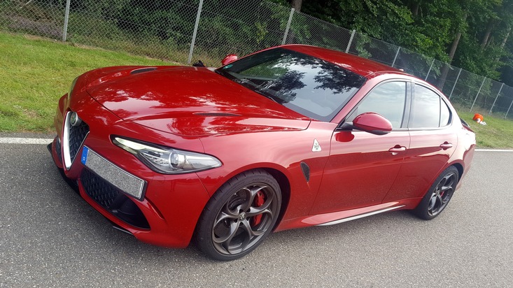 GRIP - Das Motormagazin: &quot;Der neue Alfa Romeo Giulia QV gegen den Mercedes-AMG C 63 S&quot;