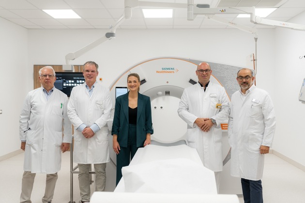 Premiere in Bayern: Neuer Hightech-Computertomograph am Campus Bad Neustadt im Einsatz / Bayerns Ministerpräsident und Gesundheitsministerin besuchen Klinik