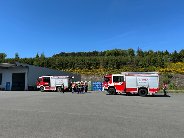 FW-OE: Jugendfeuerwehr übt den Ernstfall bei Gerätebau Linn in Lennestadt-Oedingen