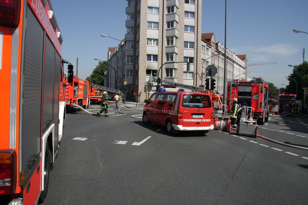 FW-E: Wohnungsbrand in einem siebengeschossigen Mehrfamilienhaus, mehrere Kleintiere verendet