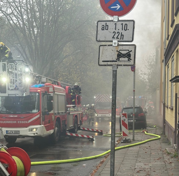 FW-E: Kellerbrand in einem Mehrfamilienhaus - Treppenraum verraucht