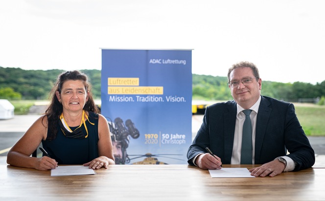 ADAC Luftrettung bleibt in Ochsenfurt / Vergabeverfahren des ZRF Würzburg abgeschlossen / Vertrag für Luftrettung mit &quot;Christoph 18&quot; um fünf Jahre verlängert / Jährlich rund 2000 Einsätze