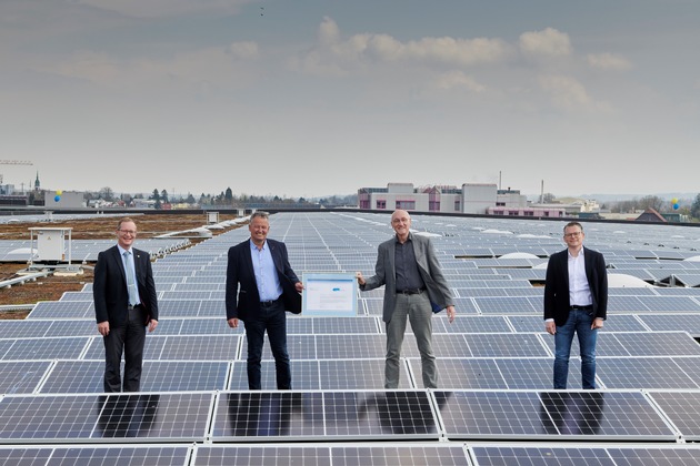 Lidl construit une installation photovoltaïque aussi grande que 3 terrains de football / 4 millions de kWh : approvisionnement de 1500 foyers par an