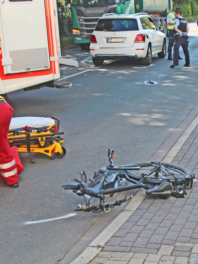 POL-ME: Rettungshubschrauber eingesetzt: 55-jähriger Pedelec-Fahrer bei Verkehrsunfall schwer verletzt - Velbert - 2005152