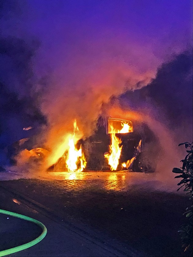 POL-ME: Polizei ermittelt nach ungeklärtem Fahrzeugbrand - Ratingen - 2104102