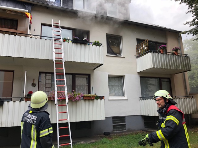 FW-PI: Schenefeld: Feuer in der Küche - Eine Person und Hund aus der Wohnung gerettet