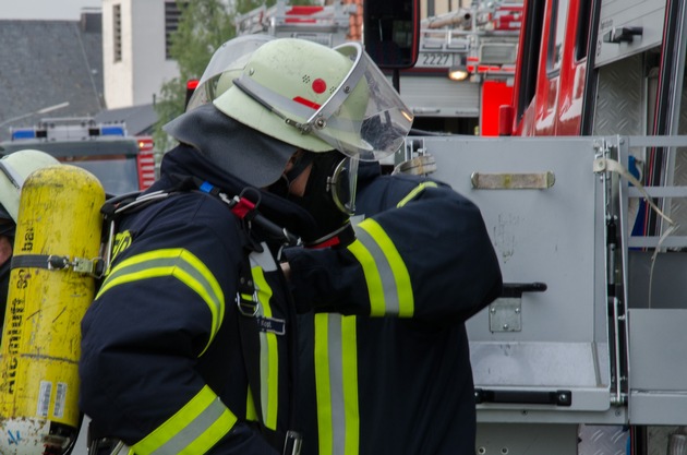 FW Menden: Alarmübung Löschzug Nord bei Firma GEFI in Bösperde