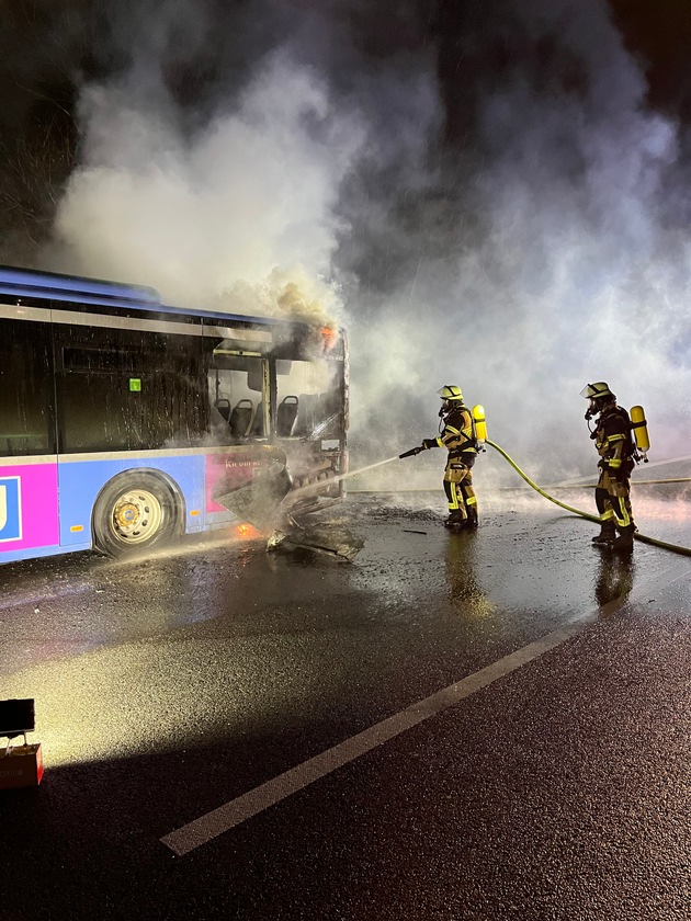 FW-E: Bus brennt auf der BAB 52 - Autobahn zeitweise voll gesperrt