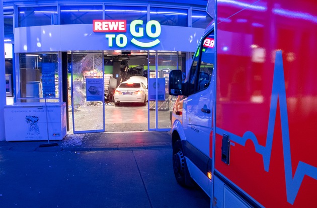 FW-BO: Kurioser Unfall in der Nacht zu Dienstag - PKW fährt in Tankstellenverkaufsraum