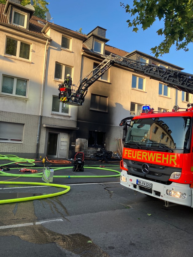 FW-MH: Brennender Unrat greift auf Wohngebäude über