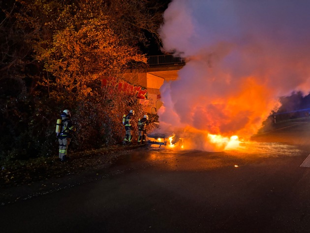 FW-E: Brennender Pkw auf der A 52 - Zusammenarbeit mit der Feuerwehr Ratingen