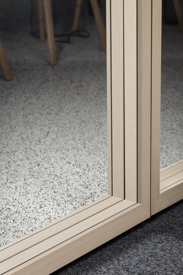 Lindner Life Stereo_N – Glastrennwand mit eleganter Holzrahmung