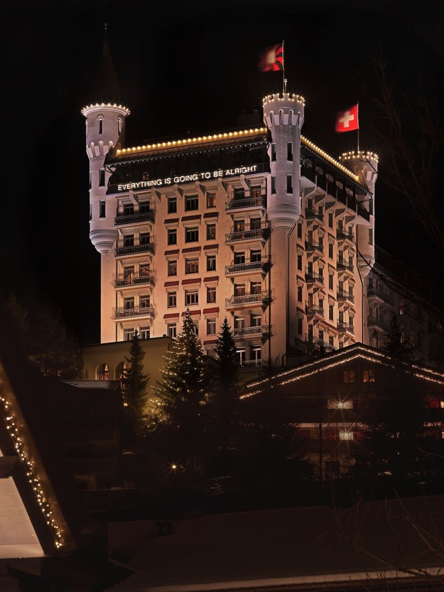 Medienmitteilung: Lichtblick von Martin Creed an der Fassade des Gstaad Palace