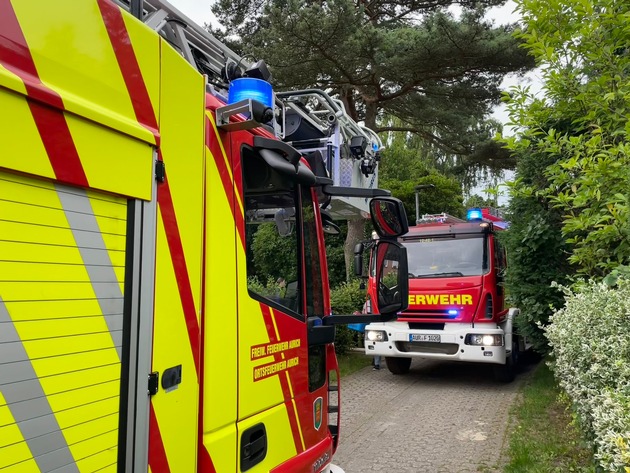 FW-AUR: Holzteile von Hütte und Zaun in Brand