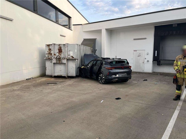 POL-D: Angermund - Auto durchbricht Brüstung und stürzt mehrere Meter tief - Mutmaßlich internistischer Notfall - Fahrer schwer verletzt