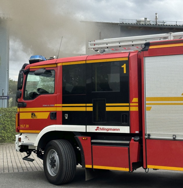 FW Dresden: Brand in einem Wohngebäude &amp; Verkehrsunfall auf der BAB 4