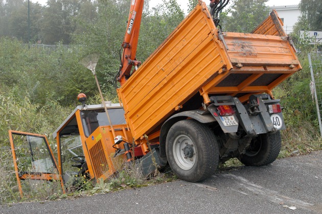 POL-D: Hartnäckiger Ermittler überführt jugendliche Vandalen nach schweren Sachbeschädigungen auf dem Gelände des Heerdter Friedhofs Ihre Berichterstattung vom 28. September 2006 Bilder als Anlage beigefügt