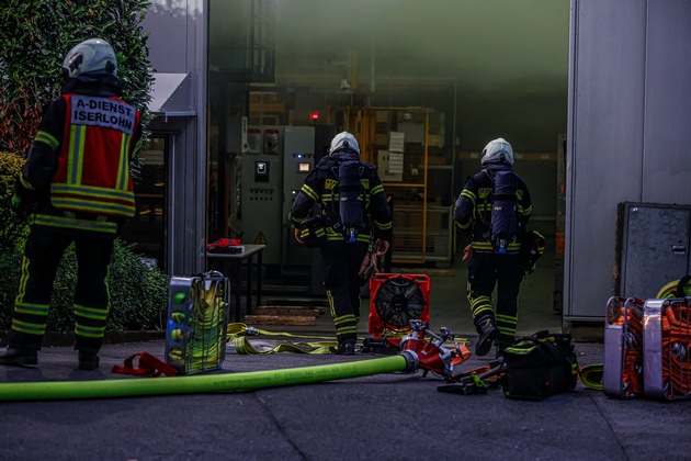 FW-MK: Brennende Absauganlage sorgt für Feuerwehreinsatz