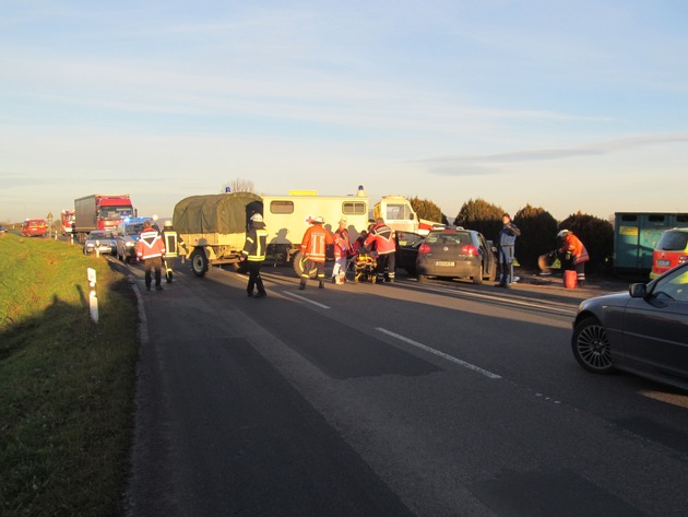 POL-HOL: Landesstraße 580 - Deensen - Heinade: Durch tief stehende Sonne geblendet: Zusammenstoß mit Gegenverkehr - Fahrer eines PKW leicht verletzt / Hoher Sachschaden -